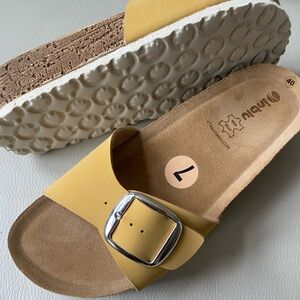 Mustard yellow sandals by inblu